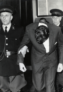 402663 Afbeelding van het afvoeren van Boudewijn H., verdachte van de moord op Theo Mastwijk ( Baarnse Moordzaak ), na ...